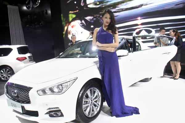 2014年8月14日在中国上海举行的2014年浦东国际汽车展览会上 英菲尼迪 Q50 的性感模特 — 图库照片