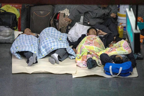 Les Passagers Dorment Sur Sol Attendant Que Leurs Trains Rentrent — Photo