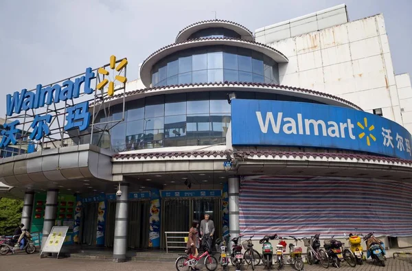 顧客は杭州市 東中国浙江省のウォルマートスーパーマーケットを残します 2014 — ストック写真