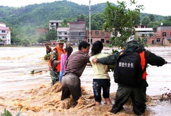 Китайские Спасатели Эвакуируют Местных Жителей Затопленных Районов Вызванных Ливнями Деревне — стоковое фото