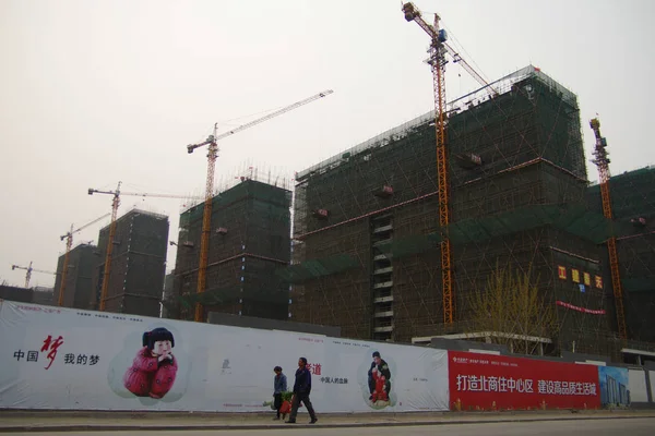 Los Peatones Pasan Frente Nuevos Edificios Residenciales Gran Altura Construcción —  Fotos de Stock