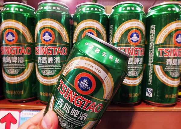 Cliente Compra Una Lata Cerveza Tsingtao Cervecería Tsingtao Supermercado Ciudad —  Fotos de Stock