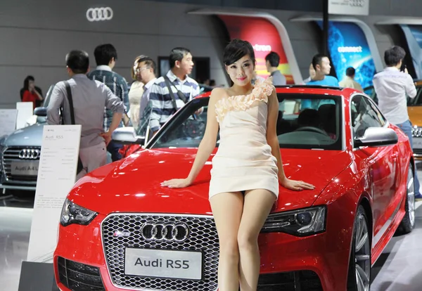 Modelo Posa Com Audi Rs5 Durante Uma Exposição Automóveis Cidade — Fotografia de Stock