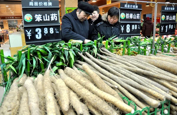 Clientes Compran Verduras Supermercado Ciudad Handan Provincia Chinas Hebei Enero — Foto de Stock