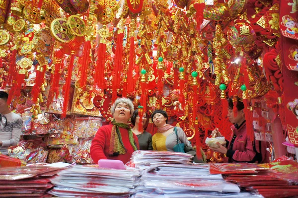 Los Clientes Chinos Compran Decoraciones Rojas Para Próximo Año Nuevo — Foto de Stock