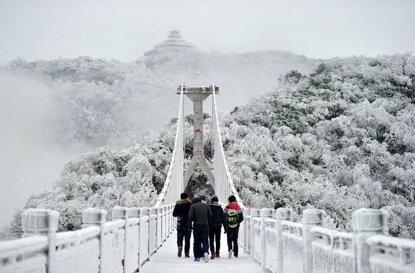 Turistů Chůzi Mostě Obdivovat Výhled Rime Mechem Obrostlých Stromů Tianmen — Stock fotografie