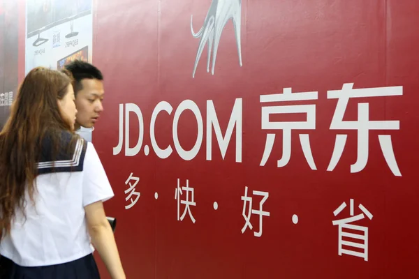 Klienci Patrzą Reklamę Dla Com Centrum Handlowym Szanghaju Chiny Września — Zdjęcie stockowe
