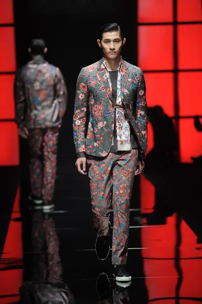 2014年4月8日 作为中国北京新光广场古奇精品店重新开业仪式的一部分 在时装秀上 一位模特展示了 Gucci Spring Summer 夏季藏品的新作品 — 图库照片