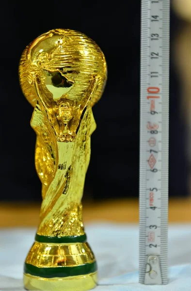 2014년 24일 저장성 이우시의 창고에서 압수된 월드컵 트로피가 측정됩니다 — 스톡 사진