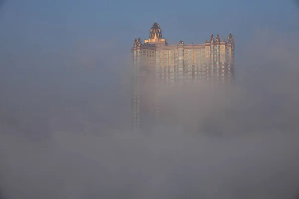 Jilin Şehrinde Ağır Sis Yüksek Katlı Bir Binanın Görünümü Kuzeydoğu — Stok fotoğraf