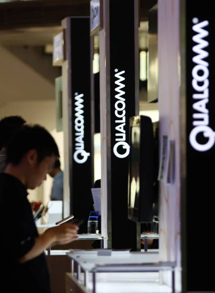 People Visit Stand Qualcomm Expo Comm China 2011 Beijing China — Stock Photo, Image