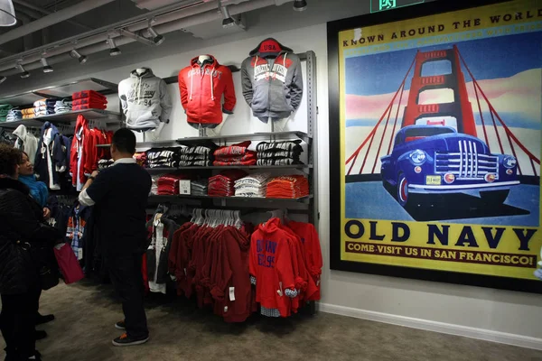 お客様は 旧海軍の中国最初のフラッグシップ店 Gap Inc が所有する衣料品小売業者 中国の上海で 3月2014 — ストック写真
