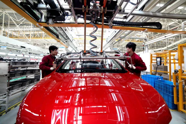 Trabajadores Chinos Montan Automóviles Línea Montaje Planta Automóviles Anhui Jianghuai — Foto de Stock