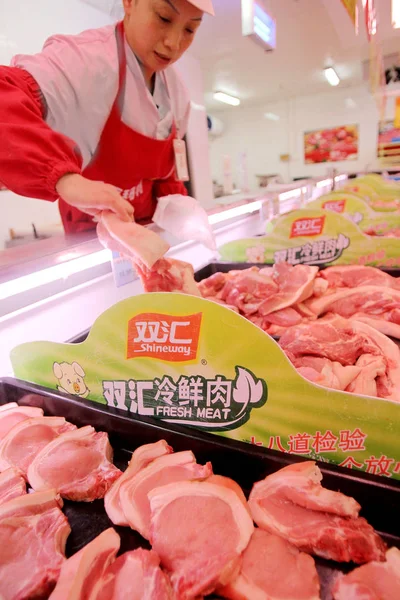 Employee Prepares Shineway Fresh Meat Shuanghui Group Sale Supermarket Nantong — Stock Photo, Image
