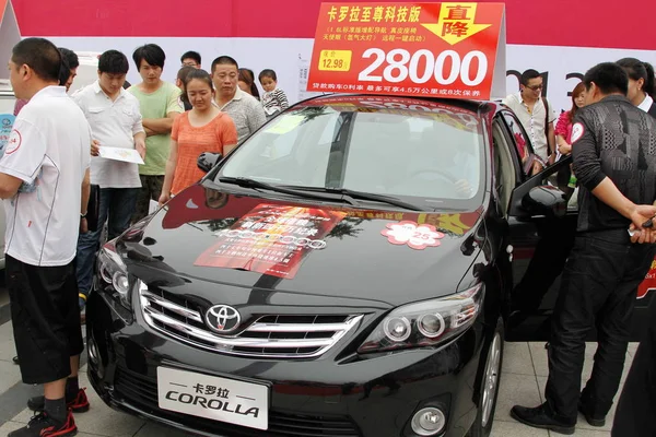 Látogatók Próbálja Vagy Tekintse Meg Toyota Corolla Egy Auto Show — Stock Fotó