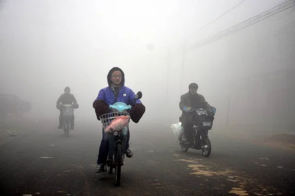 Rowerzyści Jeździć Drodze Ciężkich Smog Mieście Jiazhai Hrabstwo Chiping Liaocheng — Zdjęcie stockowe