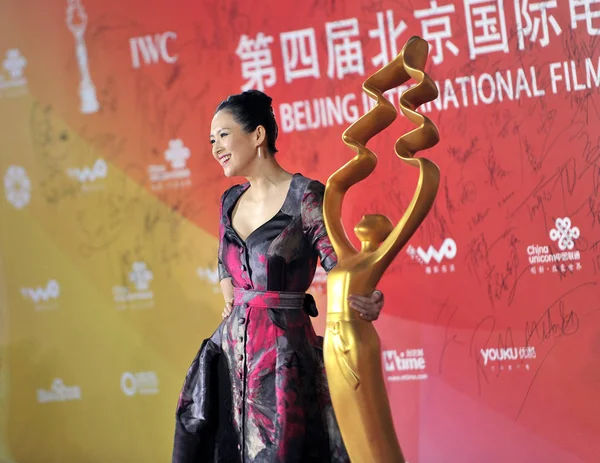 中国の女優チャン ツィイーは 2014 日北京 回北京国際映画賞の閉会式のレッド カーペットでポーズします — ストック写真
