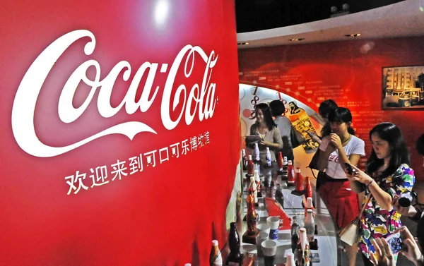 File Pengunjung Mengambil Foto Botol Coca Cola Yang Berbeda Museum — Stok Foto