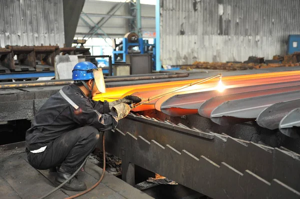 Čínský Pracovník Vyrábí Ocel Závodě Rizhao Steel Holding Group Ltd — Stock fotografie