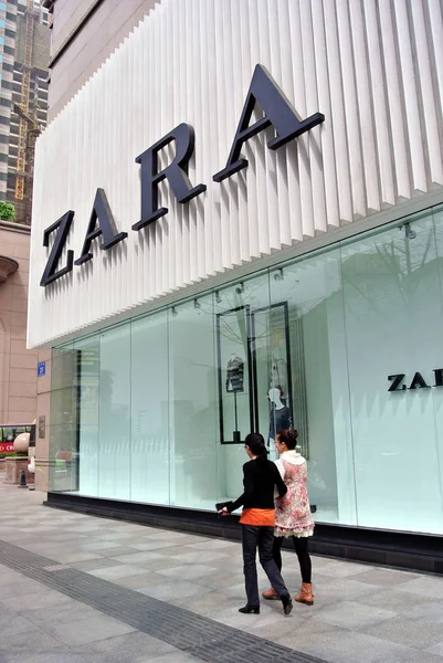 2013년 12일 쓰촨성 남서부 청두시의 Zara 상점을 지나가는 보행자들 — 스톡 사진