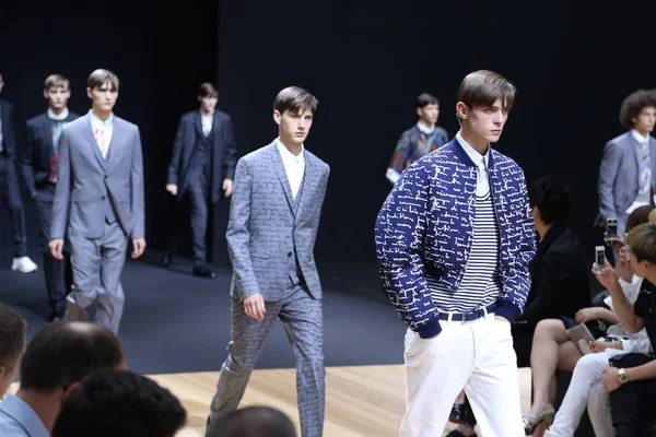 Modelos Exibem Novas Criações Dior Homme Fashion Show Durante Primavera — Fotografia de Stock