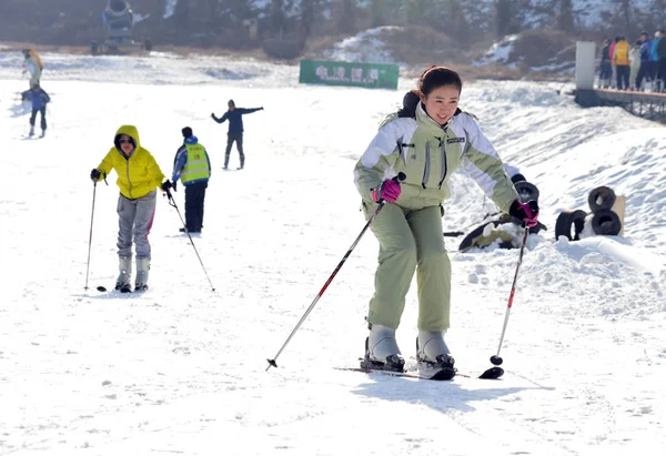 2014年1月1日 在中国东部山东省青岛市吉莫市 度假者在滑雪胜地享受滑雪的乐趣 — 图库照片