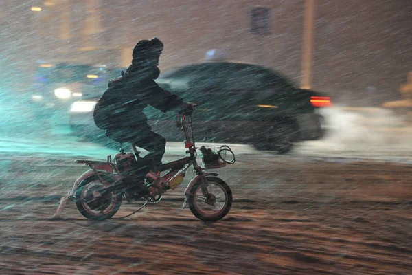 Ένας Ποδηλάτης Braves Βαρύ Χιόνι Ένα Δρόμο Στην Πόλη Fuyang — Φωτογραφία Αρχείου