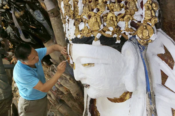 Čínský Pracovník Opravuje Tvář Sochy Dazu Tisíce Ruka Bodhisattva Známá — Stock fotografie