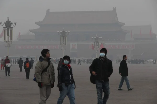 Turistas Con Máscaras Cara Visitan Plaza Tiananmen Fuerte Smog Beijing — Foto de Stock