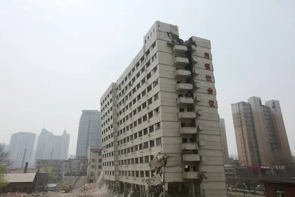 Mitad Del Edificio Xiangyun Comienza Caer Mientras Demolido Por Explosión —  Fotos de Stock