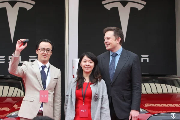 Tesla Ceo Elon Moschus Rechts Posiert Mit Käufern Von Tesla — Stockfoto