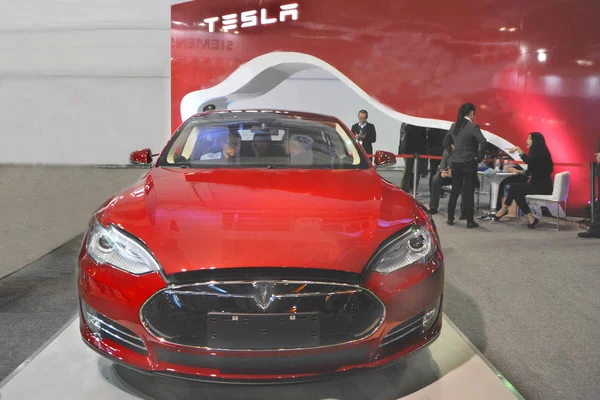 Bezoekers Uitproberen Een Tesla Elektrische Auto Tijdens 2De China Shanghai — Stockfoto