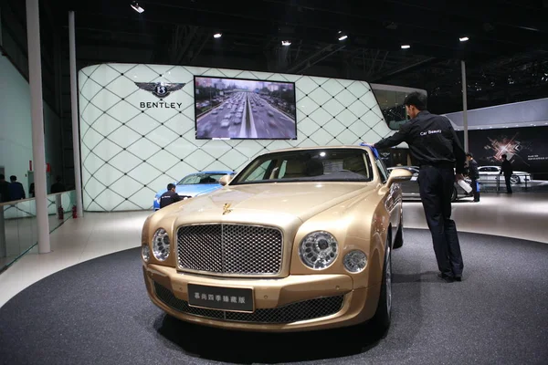 Employee Cleans Bentley Mulsanne Four Season Edition 13Th Beijing International — 图库照片