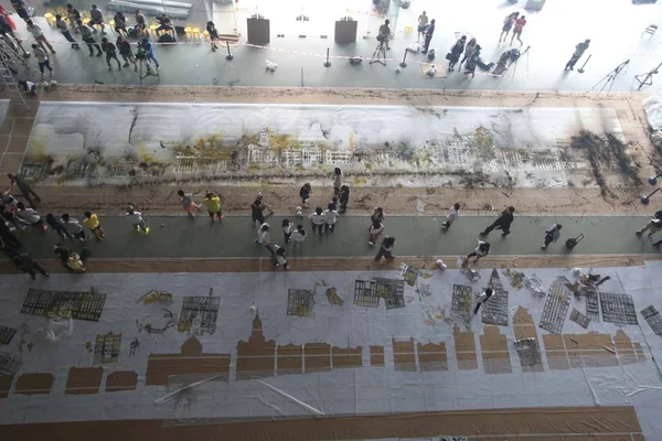 Ziyaretçiler Çinli Sanatçı Cai Guoqiang Şanghay Daki Power Station Art — Stok fotoğraf