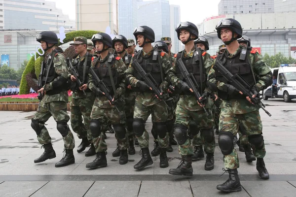 Shanghai Cina Maggio 2014 Agenti Polizia Swat Armati Pattuglia Cannoni — Foto Stock