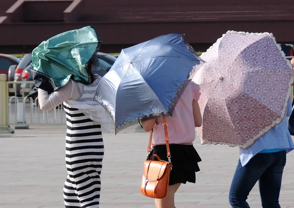 2014년 28일 베이징 천안문 광장의 뜨거운 태양으로부터 우산을 관광객들 — 스톡 사진