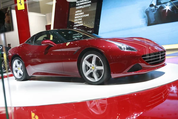 Bir Ferrari California Ekranda Pekin Uluslararası Otomotiv Fuar Olarak Bilinen — Stok fotoğraf