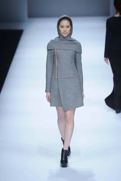 Modelo Exibe Uma Nova Criação Designer Chinês Lian Huiqing Desfile — Fotografia de Stock