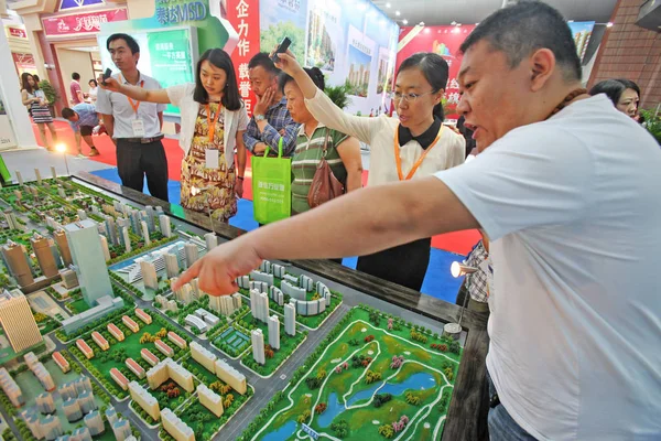 Kínai Homebuyers Pillantást Modellek Lakossági Lakás Épület Alatt Ingatlanpiaci Vásár — Stock Fotó