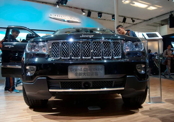 Bezoekers Kijken Naar Een Jeep Grand Cherokee Van Chrysler Tijdens — Stockfoto