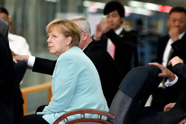 Cancelliere Tedesco Angela Merkel Fronte Guarda Come Visita Impianto Auto — Foto Stock