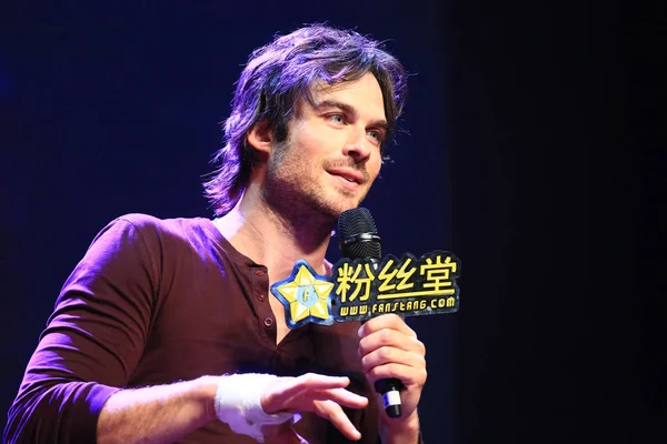2014 上海でファン ミーティングで話す俳優イアン サマー ホルダー — ストック写真