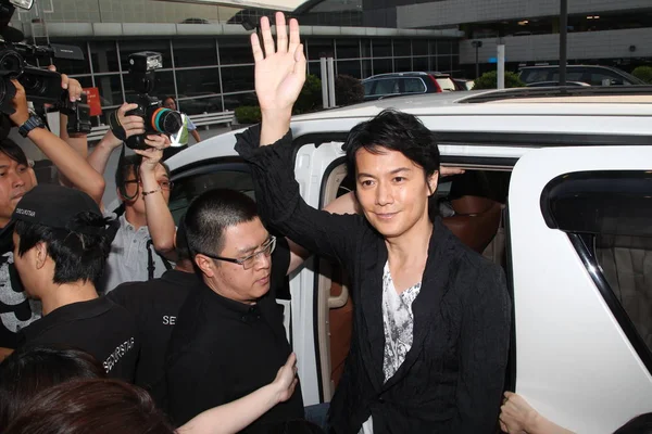 日本の歌手 俳優福山雅治 センター 2014 香港の香港国際空港を離れる前に波 — ストック写真