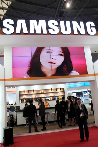 File Pessoas Visitam Estande Samsung Durante Nepcon Electronic Innovation High — Fotografia de Stock