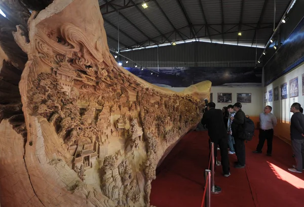 2013年11月14日 中国南東部福建省プーティアンの展示ホールで 中国の木彫り師Zheng Chunhuiによって作られた清明祭の間 世界最長の木彫りの写真を撮る訪問者は 中国南東部福建省の展示ホールで撮影します — ストック写真