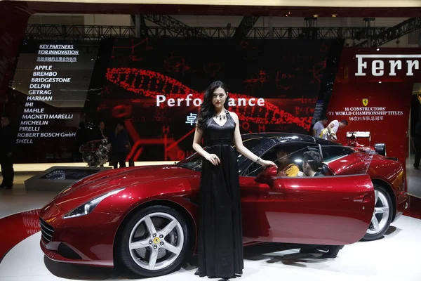 Een Model Vormt Met Een Ferrari California Tijdens 13E Beijing — Stockfoto