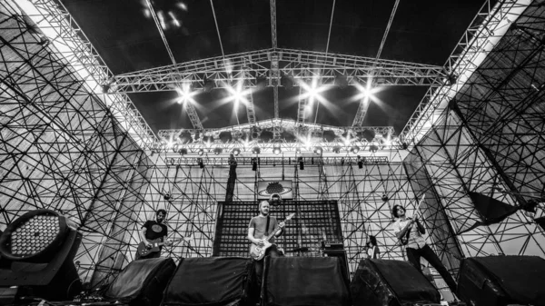 空に爆発 アメリカのバンドのメンバーはストロベリー音楽祭 2014 上海で 2014 日の間に実行します — ストック写真