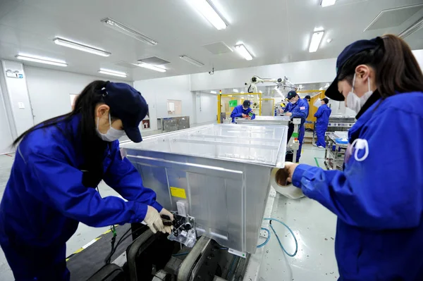 Trabajadores Chinos Ensamblan Productos Fotovoltaicos Planta Suncore Photovoltaic Technology Ltd — Foto de Stock