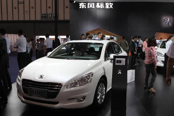Visitantes Passam Por Uma Dongfeng Peugeot 508 Durante Uma Exposição — Fotografia de Stock