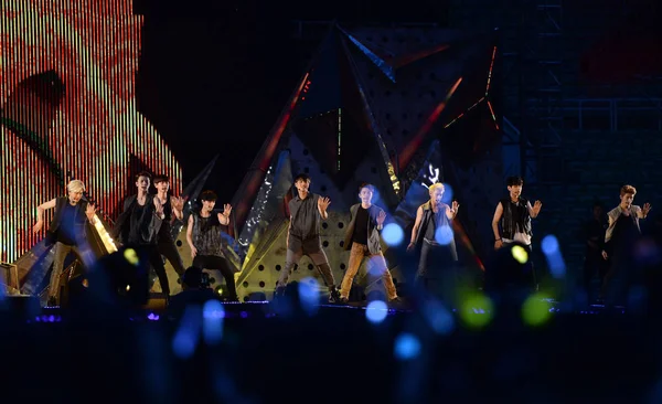 Miembros Banda Surcoreano China Pop Exo Tocan Concierto Ciudad Chengdu —  Fotos de Stock